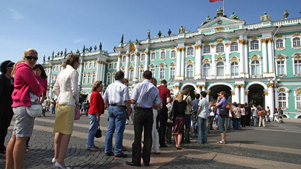 Рост числа туристов – это скорее благо или причина проблем? Нужно ли нам, по примеру Европы, ограничивать поток желающих полюбоваться Петербургом?