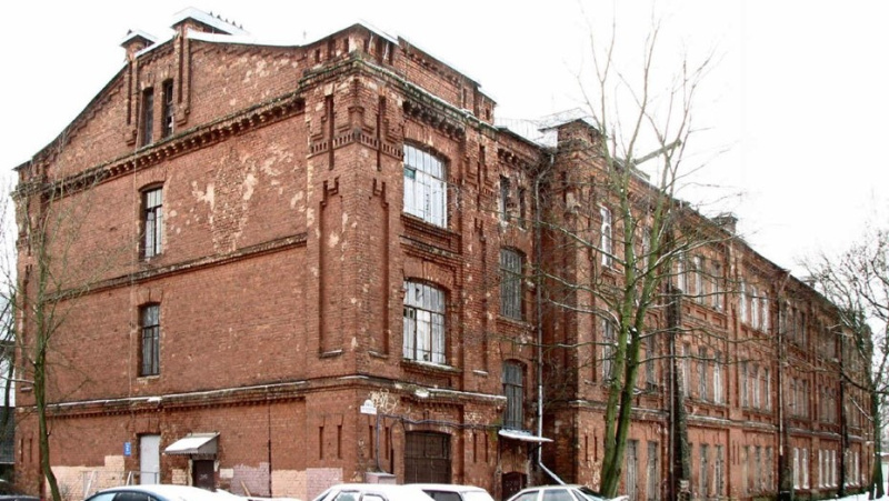 Бывшую казарму в Стрельне сдали в аренду по программе "Рубль за метр"